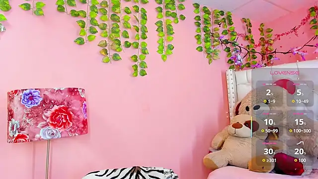 Snapshot of valentinee_xo chatting on June 26, 5:12 am valentinee xo online show from June 26, 5:12 am