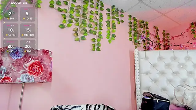 Snapshot of valentinee_xo chatting on July 9, 5:44 am valentinee xo online show from July 9, 5:44 am