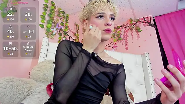 Snapshot of valentinee_xo chatting on July 10, 6:17 am valentinee xo online show from July 10, 6:17 am