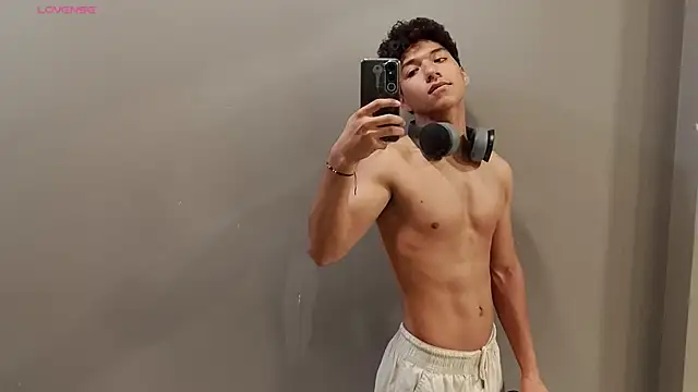 Snapshot of Maximiliano_Young chatting on July 11, 11:57 am Maximiliano Young online show from July 11, 11:57 am