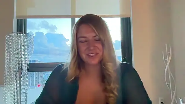 Snapshot of allyanalangell chatting on July 6, 12:18 am allyanalangell online show from July 6, 12:18 am