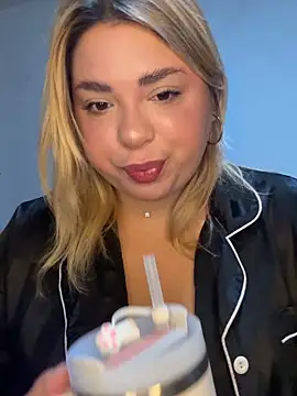 cutestsnoww online show from June 4, 12:33 pm