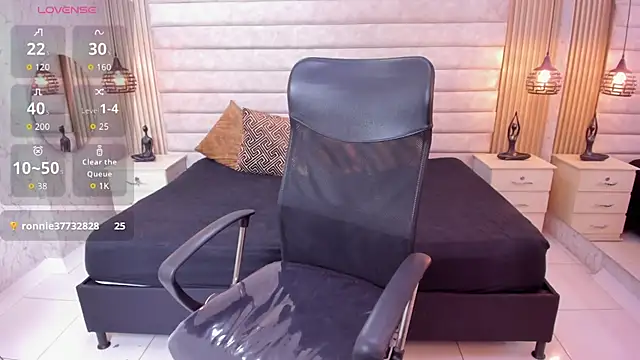 Snapshot of Cloe_Monroee_ chatting on June 20, 8:33 pm Cloe Monroee online show from June 20, 8:33 pm