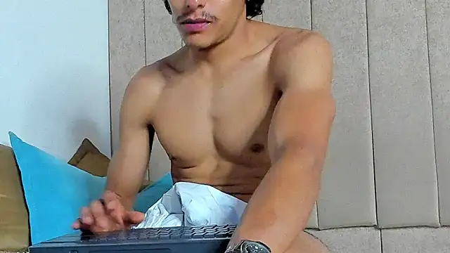 Snapshot of tommyhot7 chatting on July 15, 10:53 am tommyhot7 online show from July 15, 10:53 am