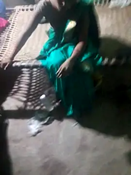 Snapshot of desiwife123coupl chatting on June 26, 5:06 pm desiwife123coupl online show from June 26, 5:06 pm