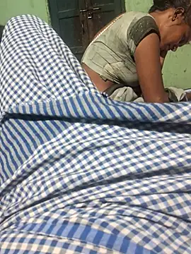 Snapshot of desiwife123coupl chatting on July 14, 12:46 am desiwife123coupl online show from July 14, 12:46 am