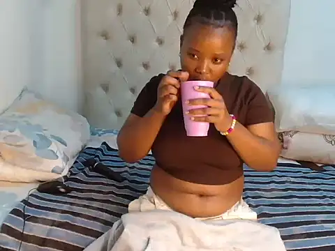 Lihle 00 online show from June 13, 6:50 pm