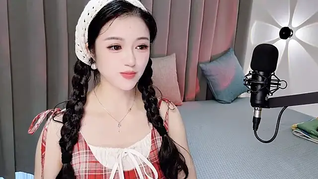 Snapshot of Momo-Wow chatting on June 19, 6:51 am Momo-Wow online show from June 19, 6:51 am