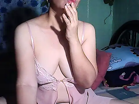 Snapshot of xxadeline47xx chatting on July 5, 9:44 pm xxadeline47xx online show from July 5, 9:44 pm