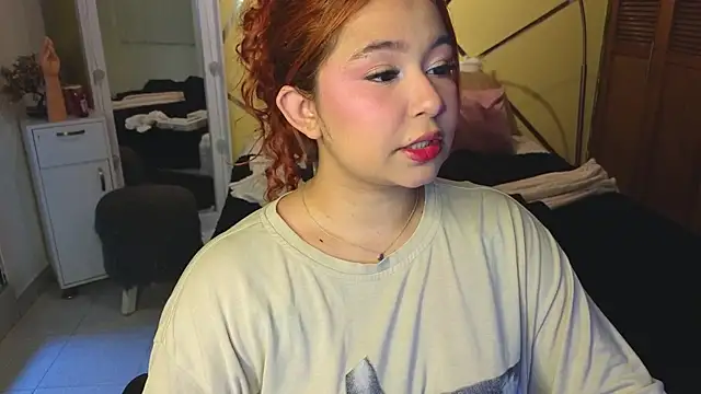 Snapshot of attenea_cutte chatting on June 13, 1:31 pm attenea cutte online show from June 13, 1:31 pm