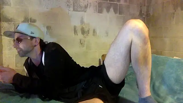 Snapshot of thierrybae chatting on June 12, 10:41 pm thierrybae online show from June 12, 10:41 pm
