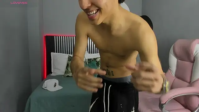 Snapshot of Axel_Mendozaa chatting on June 9, 7:58 pm Axel Mendozaa online show from June 9, 7:58 pm