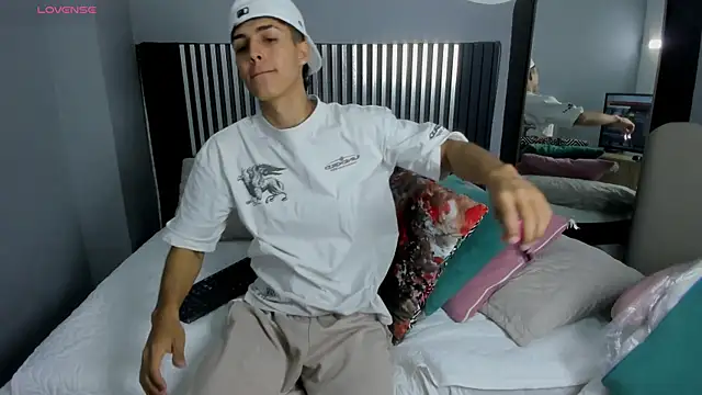 Snapshot of Axel_Mendozaa chatting on July 3, 8:26 pm Axel Mendozaa online show from July 3, 8:26 pm