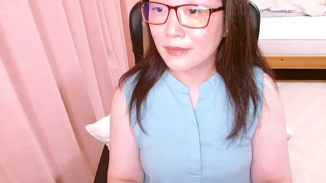 Snapshot of LENA-xo chatting on July 10, 3:25 pm LENA-xo online show from July 10, 3:25 pm