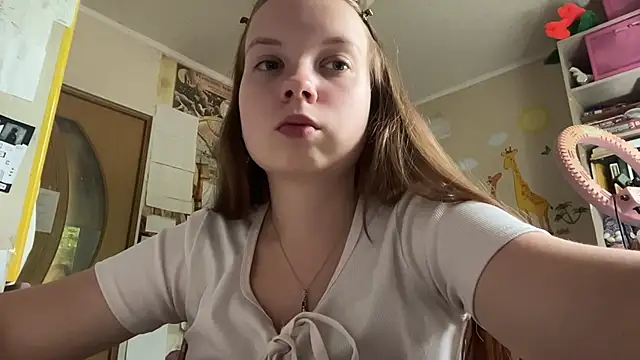 Snapshot of Aileyn chatting on June 17, 8:17 am Aileyn online show from June 17, 8:17 am