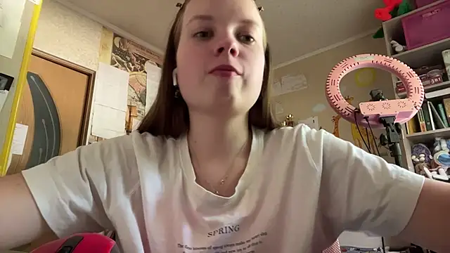 Snapshot of Aileyn chatting on June 26, 8:30 am Aileyn online show from June 26, 8:30 am
