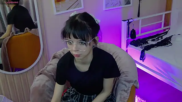 TwiggySmith online show from June 27, 9:36 am