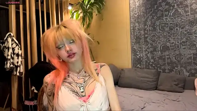Snapshot of JoanneMcauly chatting on June 15, 9:50 pm JoanneMcauly online show from June 15, 9:50 pm