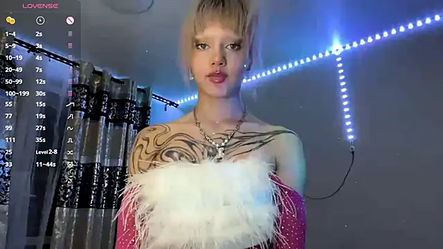 Snapshot of JoanneMcauly chatting on August 4, 8:44 pm JoanneMcauly online show from August 4, 8:44 pm