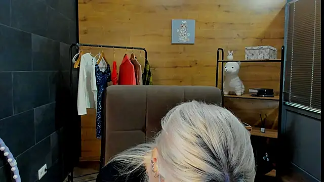 DaisyHopkins online show from June 20, 9:45 am