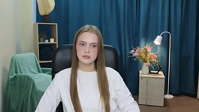 CierraWilkerson online show from June 7, 11:47 am