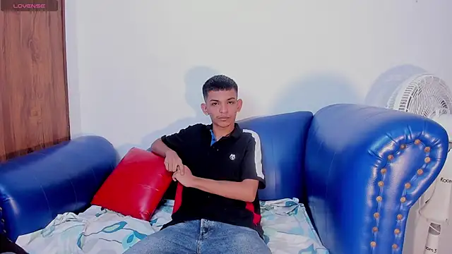 Snapshot of littlecum18 chatting on June 21, 12:19 pm littlecum18 online show from June 21, 12:19 pm