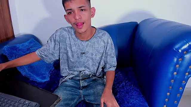 Snapshot of littlecum18 chatting on June 24, 12:48 pm littlecum18 online show from June 24, 12:48 pm