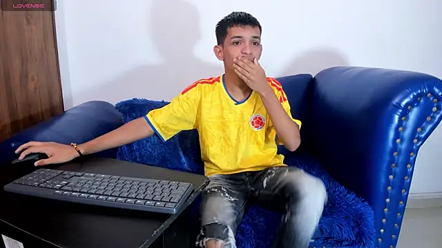 Snapshot of littlecum18 chatting on July 3, 12:22 pm littlecum18 online show from July 3, 12:22 pm