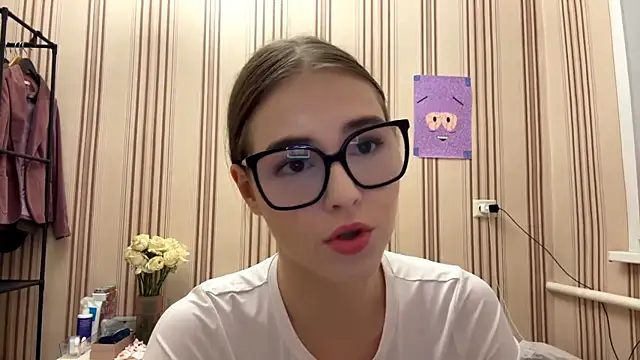 Snapshot of MiaWonderind chatting on July 5, 5:42 pm MiaWonderind online show from July 5, 5:42 pm
