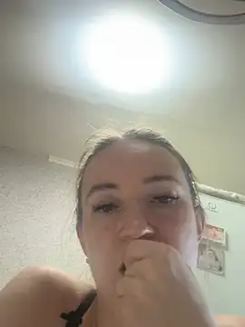 Snapshot of lunar_silk chatting on July 29, 3:21 pm lunar silk online show from July 29, 3:21 pm