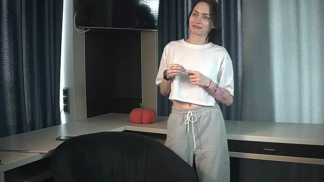 ErminiaBiles online show from June 14, 8:49 am