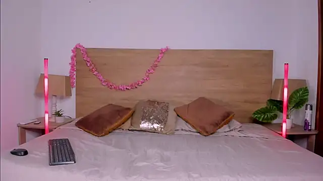 LaraRous online show from June 25, 8:57 pm