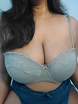 Snapshot of Cherrysensual chatting on August 3, 11:26 am Cherrysensual online show from August 3, 11:26 am