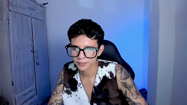 tylerrnova online show from June 23, 3:26 am
