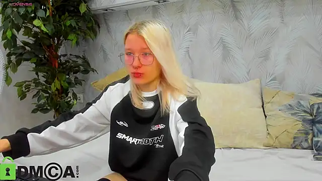 Snapshot of Nika-Smith chatting on August 6, 9:22 am Nika-Smith online show from August 6, 9:22 am