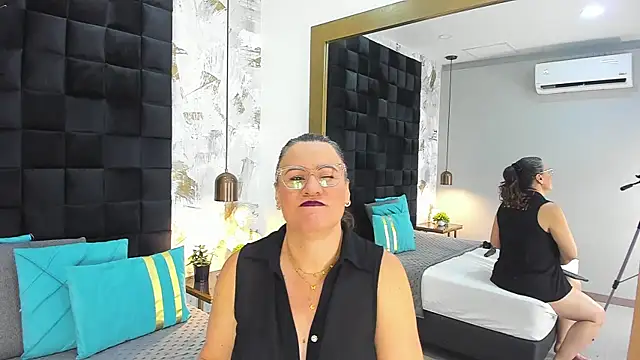 CharlotteG  online show from August 5, 2:20 pm