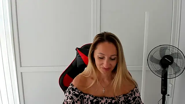 LilyDreamm online show from June 26, 7:02 am