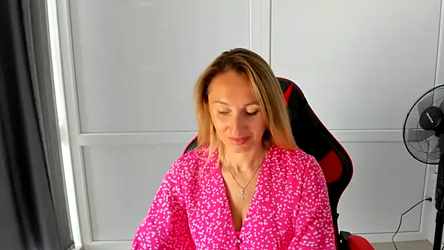 LilyDreamm online show from July 1, 6:15 am
