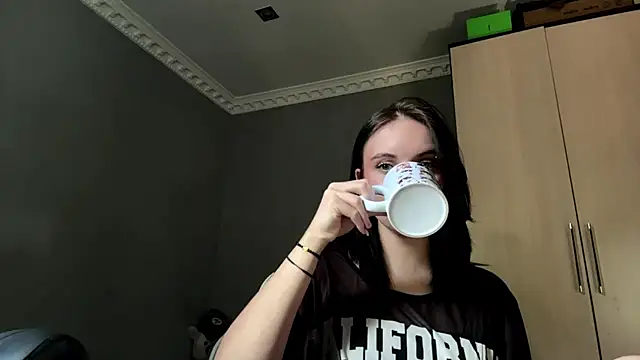 Snapshot of martinienjoyer chatting on July 10, 9:23 am martinienjoyer online show from July 10, 9:23 am