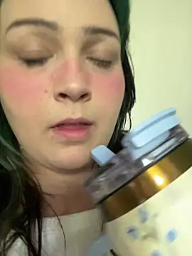 BbGurl18 online show from August 4, 9:17 pm