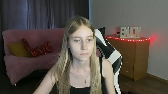 Snapshot of ModelPi chatting on July 6, 8:44 am ModelPi online show from July 6, 8:44 am