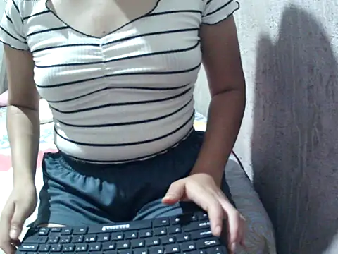 Snapshot of DeeVigan chatting on July 14, 10:43 am DeeVigan online show from July 14, 10:43 am