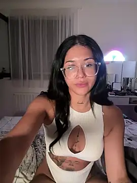 littlelatina online show from July 20, 9:28 pm