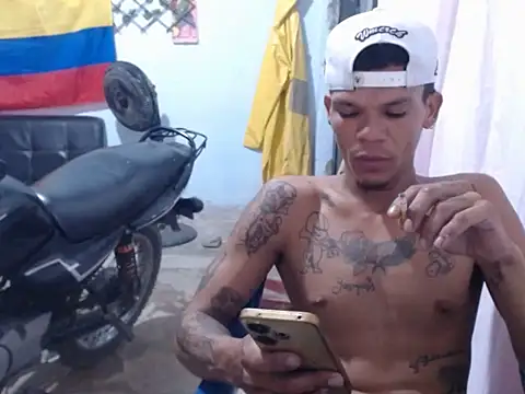 Snapshot of MASTER420TATTO chatting on July 9, 7:23 am MASTER420TATTO online show from July 9, 7:23 am