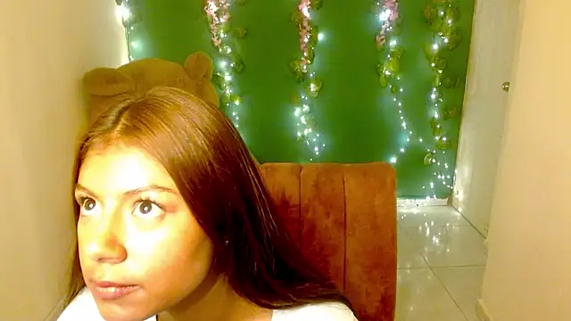 Snapshot of renata5558 chatting on July 18, 1:37 pm renata5558 online show from July 18, 1:37 pm