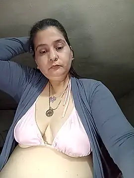Snapshot of Cynthia186 chatting on August 5, 9:45 am Cynthia186 online show from August 5, 9:45 am