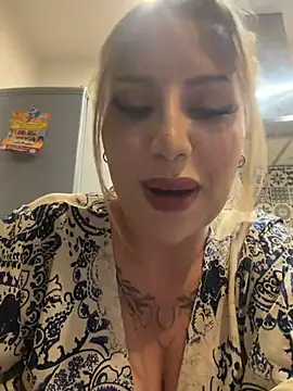 Snapshot of mila_kween chatting on July 24, 10:19 pm mila kween online show from July 24, 10:19 pm