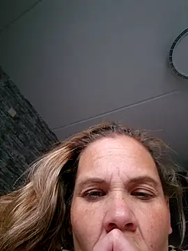 Snapshot of JoyceAndFriends chatting on August 2, 6:39 pm JoyceAndFriends online show from August 2, 6:39 pm