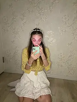 Shy Little Mia online show from August 7, 6:32 pm