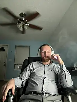 Snapshot of Drewsplayroom chatting on August 10, 1:31 am Drewsplayroom online show from August 10, 1:31 am